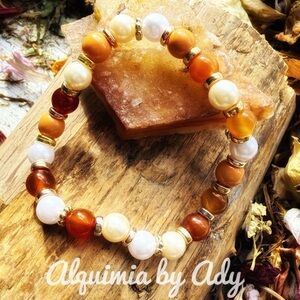 Alquimia Gold and Cream Beaded Bracelet with carnelian